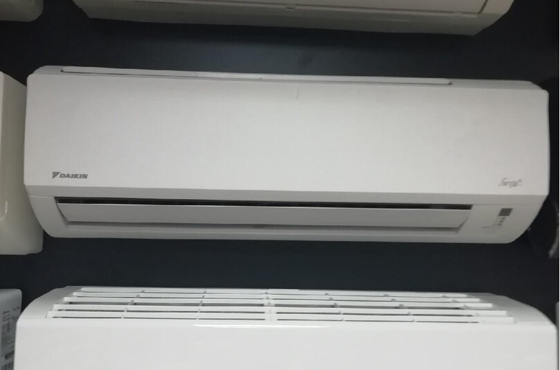 кондиционер DAIKIN Siesta ATXN25M6 на витрине в магазине