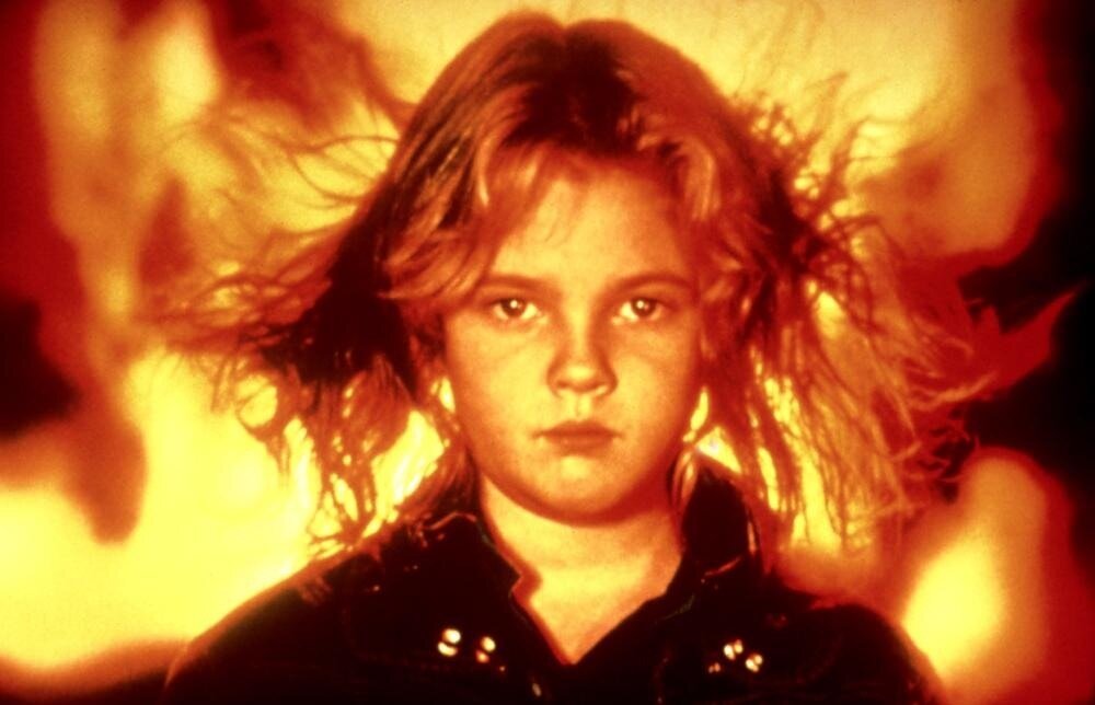 А Чарли уже надрала всем хулиганам зад своим пирокинезом на кадре из фильма "Воспламеняющая"