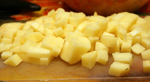Картошку порезать кубиками.