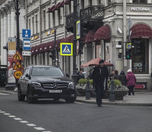 перекрёсток Невского и Большой Конюшенной с односторонним движением в Питере.