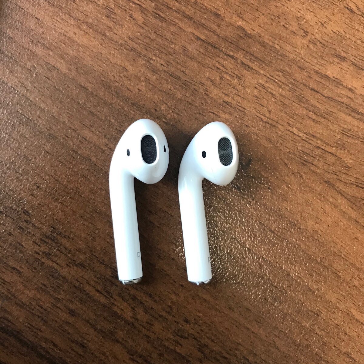 Оригинал наушников аирподс 2. Наушники от эпл аирподс 2. Наушники Apple Earpods 2 оригинал от подделки. Наушники Apple AIRPODS 2 оригинал от подделки. Наушники аирподс 2 сетка.