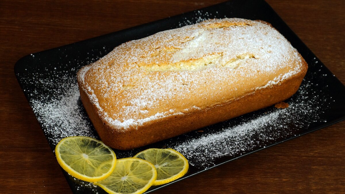 Всем привет, с вами канал С Дедом За обедом. Сегодня мы расскажем вам как приготовить пирог. Лимонный пирог  готовится  буквально за 5 минут, а остальное делает духовка! На вкус не приторный, рассыпчатый, воздушный,ароматный  и не сухой. Все ингредиенты подобраны  сбалансировано.  