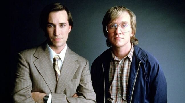 Ноа Уайли в роли Стива Джобса (слева) и Энтони Майкл Холл в роли Билла Гейтса (справа)