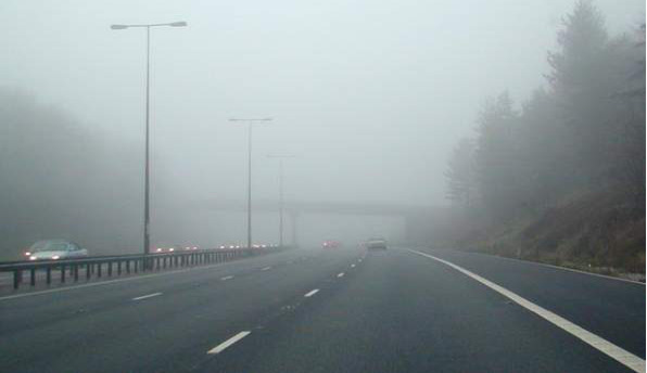 Автомобиль без противотуманного фонаря ближе к камере, но автомобиль с включенным противотуманным фонарем лучше видно