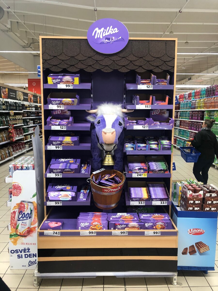 Полка Milka в гипермаркете в Праге, Чехия