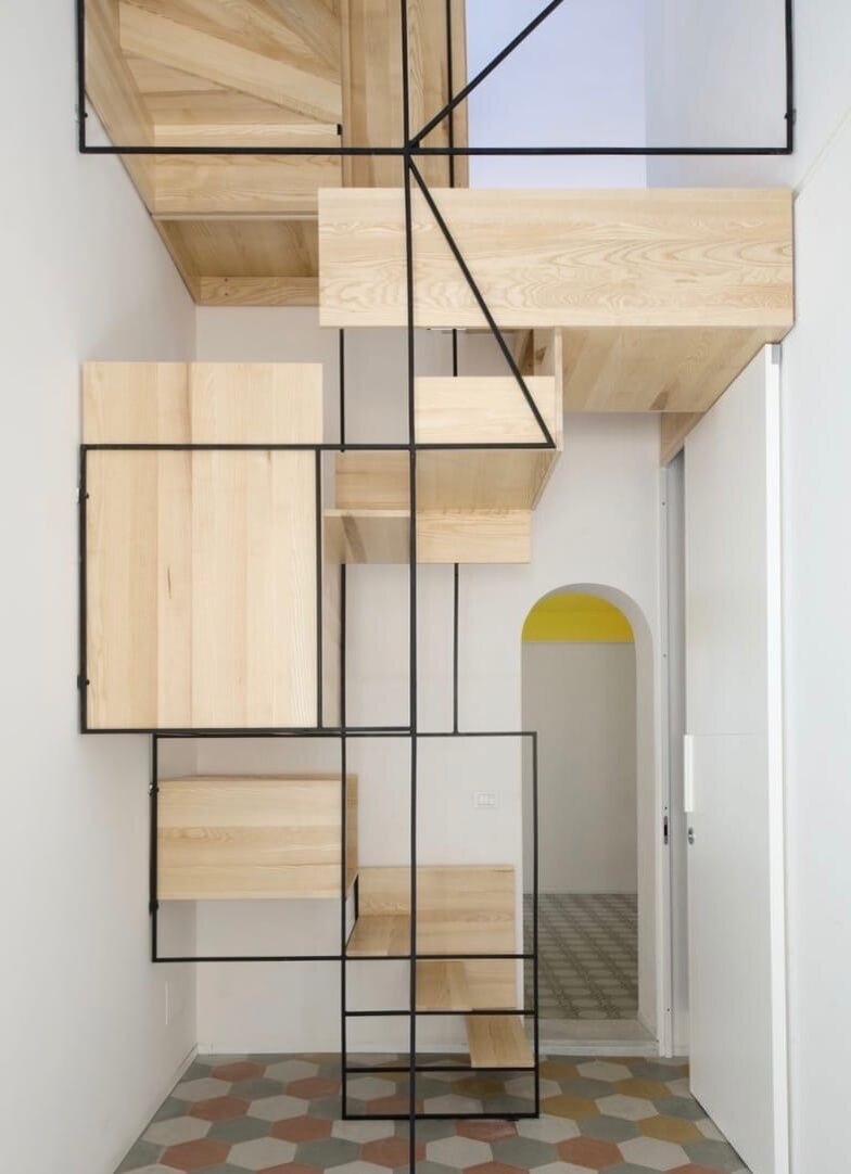  Металлический каркас работает во многих местах одновременно с перилами лестницы.