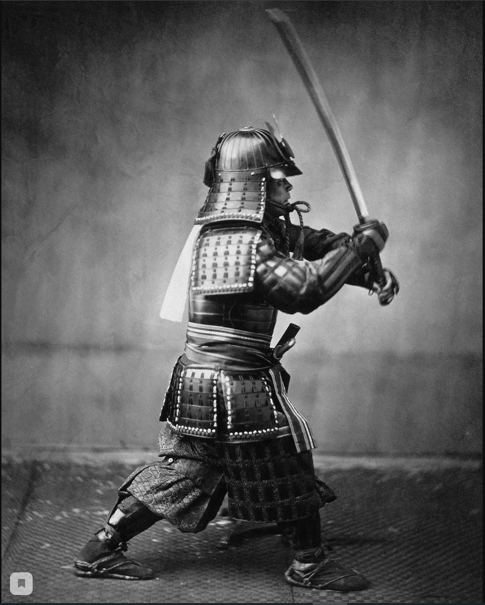 Ряженый "самурай" в доспехах тосэй-гусоку, фото начала XX века. Даже учитывая то, что, скорее всего, его доспехи были изготовлены в мирную эпоху Эдо, многопластинчатый судзи-кабуто в них - слабейшее "звено".