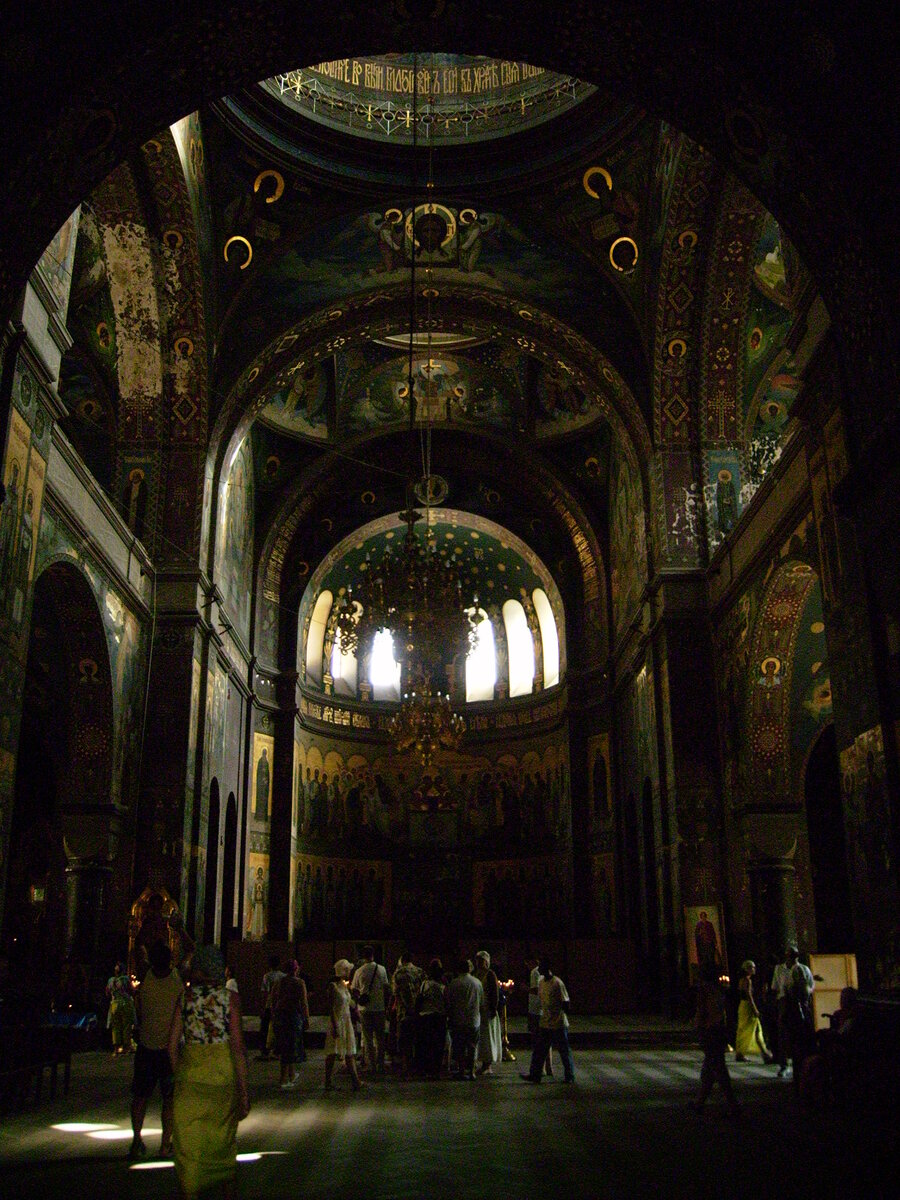 Внутри храма