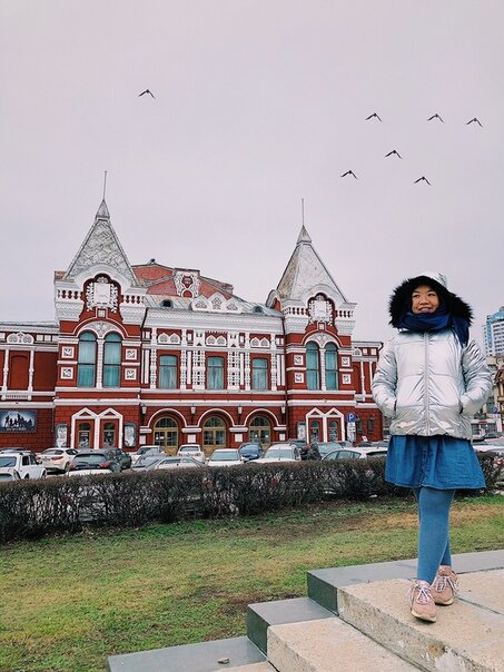 КУДА БЕСПЛАТНО СХОДИТЬ В САМАРЕ?
⠀
- Самарский академический театр драмы - красивейшее здание из красного кирпича;
⠀
- Самарский областной кожно-венерологический диспансер - неожиданное место. Обнаружили случайно, но у него такой яркий и красочный фасад, что мы подошли ближе и удивились, узнав что там;
⠀
- Дом Решетова - тоже прекрасное здание с неожиданной функцией, тут противотуберкулезный диспансер;
⠀
- Самарская публичная библиотека - тут две музейные комнаты, одна о Ленине и его семье, вторая воссоздает интерьер XIX века;
⠀
- Самарский областной художественный музей - вход платный, но снаружи величественное здание с монументальными колоннами;
⠀
- Струковский сад - расположен вдоль набережной, со скульптурами, скамейками и фонтанами;
⠀
- Иверский Храм - великолепный архитектурный ансамбль, с его территории открывается отличный вид на Волгу;
⠀
- Особняк А.П. Курлиной - внутри платный музей модерна, но и снаружи здание порадует любителей этого стиля;
⠀
- Приход Пресвятого Сердца Иисуса Римско-католической Церкви - захватывающее дух сооружение, устремленное своими остроконечными башнями к небу;
⠀
- Площадь Куйбышева - самая большая в Европе, тут расположено монументальное здание Самарского академического театра оперы и балета;
⠀
- Храм во имя Великомученика Георгия Победоносца - величественный храм, стоит на самой вершине у набережной;
⠀
- Культурно-выставочный центр “Радуга" - неприметное здание, но внутри огромная экспозиция живописи, скульптур, собрание минералов, так что закладывайте часа два на посещение;
⠀
- Площадь Славы - скульптура в память о вкладе самарских инженеров в развитие отечественной авиации;
⠀
- Софийский Собор - невероятное сооружение у самой Волги, приходите во время звучания колоколов на закате;
⠀
- Самарская кирха - еще одно красивейшее религиозное здание.

Платное место:
- Военно-исторический музей Краснознаменного Приволжско-Уральского военного округа (100 рублей) - рекомендую посетить, нам очень понравилось, с удовольствием узнали богатую военную историю округа.

И ещё классные места, где можно вкусно поесть:
@patari.georgia - вкуснейшие хинкали и хачапури;
[club101986940|@carrie_cafe] - отличные каши, пирожные и меню стилизованое под модный журнал.