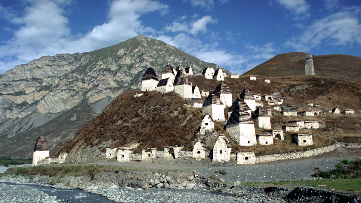 На горе стоит порядка 90 склепов