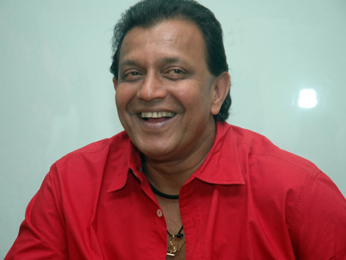 Финальная сцена боя на кувалдах скопирована из фильма «Улицы в огне» Уолтера Хилла. «Танцуй, танцуй» в СССР часто назывался как «Танцор диско-2». Хотя к «Танцору диско» этот фильм не имеет никакого отношения и не является его продолжением, но оба фильма имеют параллели:
Типографский станок, печатающий газеты и плакаты, после первого успеха героев, то же что и после первого успеха Джимми.
После гибели Радхи портрет Ромио раскалывается на куски и изображается кремация, тот же эффект происходит после гибели матери Джимми.
Этот фильм стал посмертной работой Смиты Патель, премьера фильма состоялась спустя полгода после её смерти.