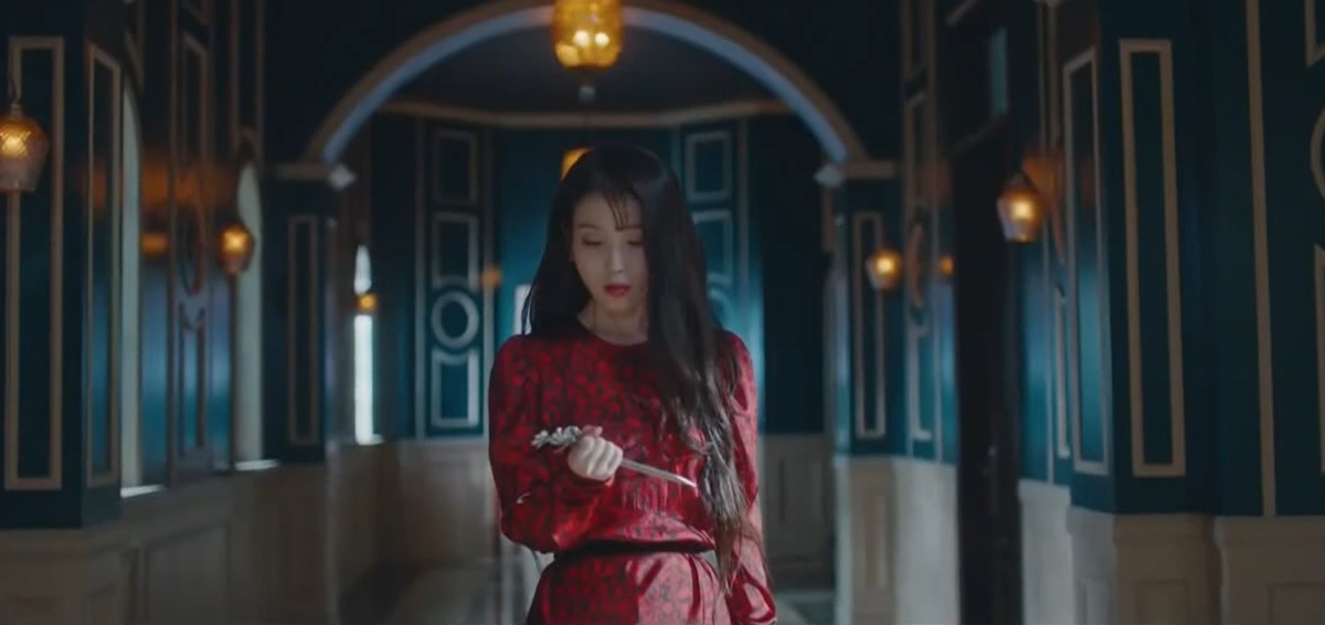 Заколку, ставшую кинжалом (кадр из дорамы "Отель Дель Луна")