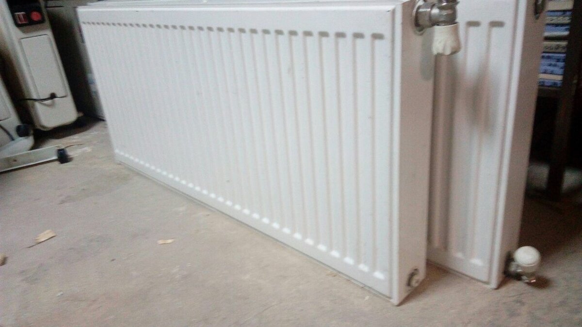 Стальные панельные радиаторы выдерживают давление в 20 атмосфер, но не выдержат давления воды, которая расширяется при замораживании