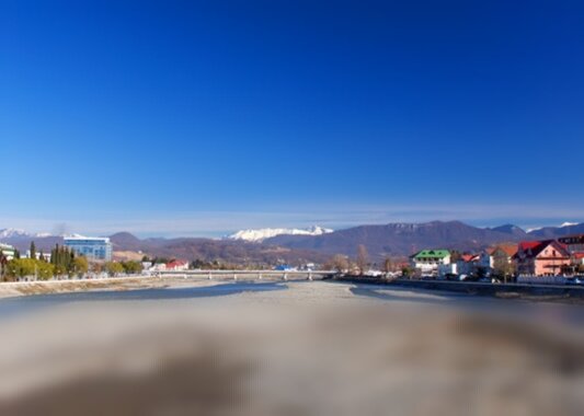 Мы жили справа от реки. 