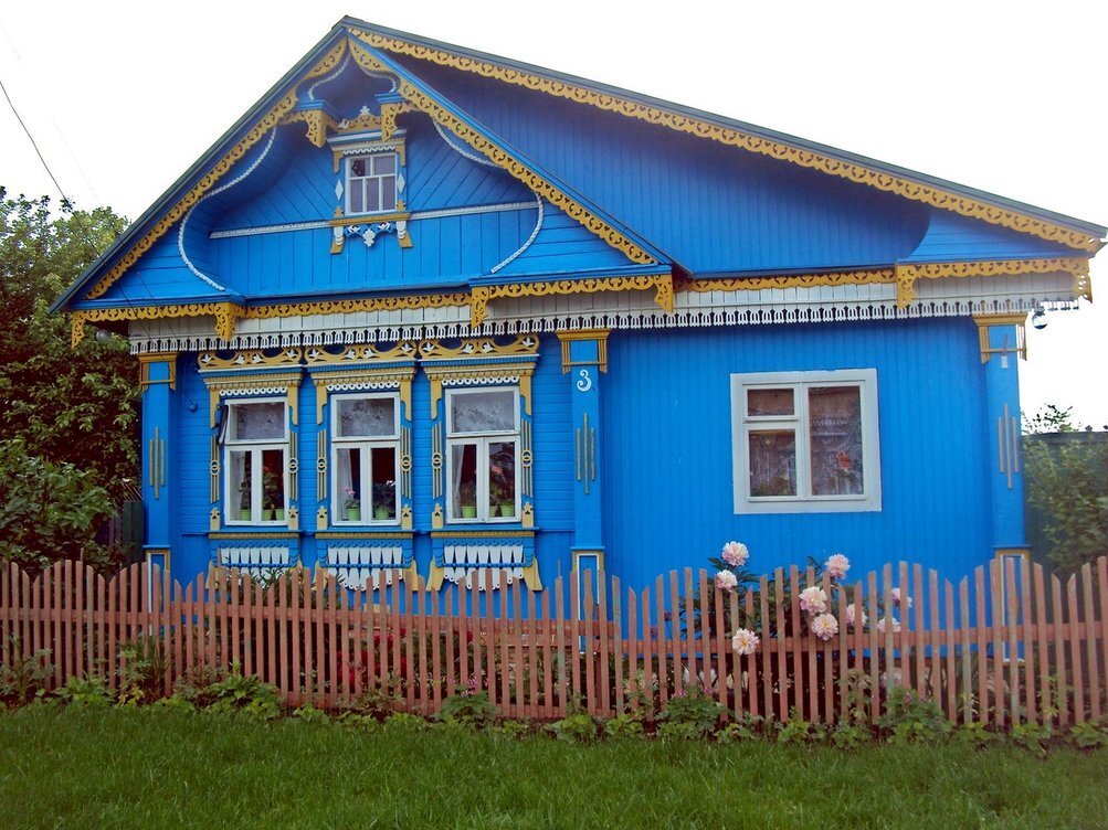 Деревянный дом в деревне. Частный дом деревенский. Зеленый деревенский домик. Покрасить деревенский дом. Деревенский домик.