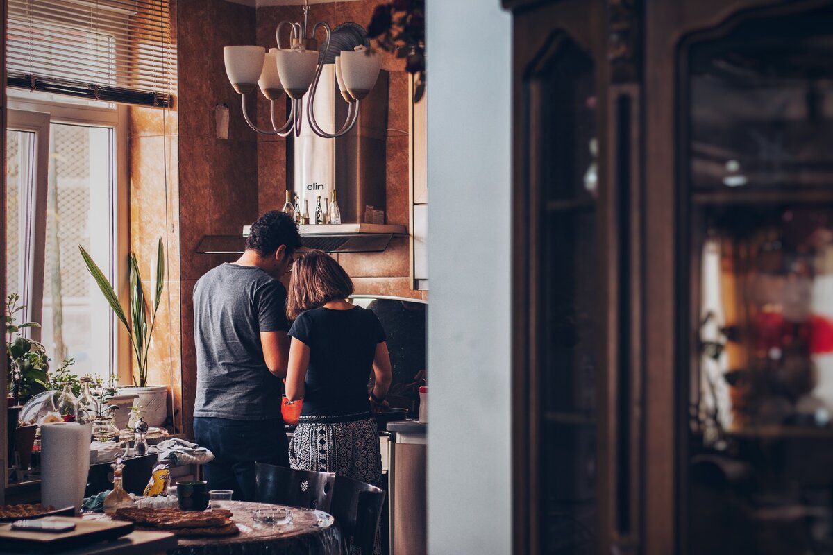 Мужчина на кухне (Photo by Soroush Karimi on Unsplash)