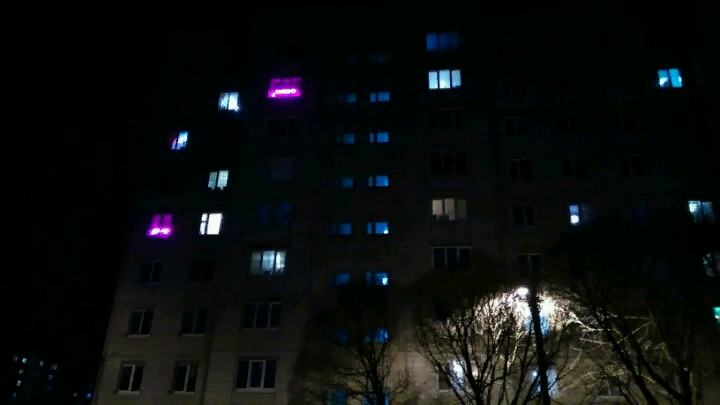 Фиолетовые лампы в окнах домов что это такое. Ультрафиолетовые лампы в окнах домов. Фиолетовый свет в окнах домов. Розовый свет в окнах жилых домов. Розовый свет в окнах жилых