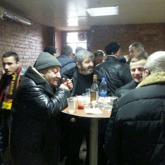 Надо стараться культурно сидеть. Некоторые не могут.