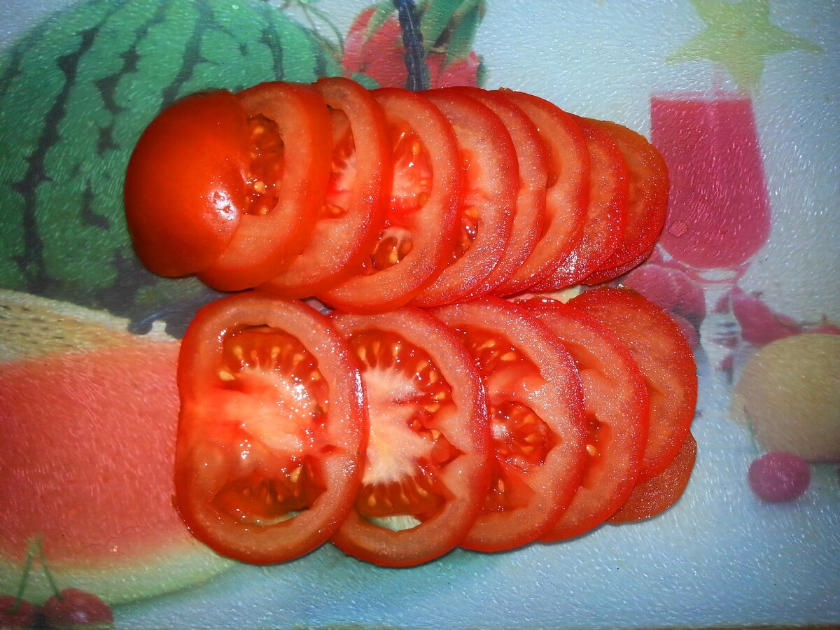 Нарезанные помидоры (фото автора)