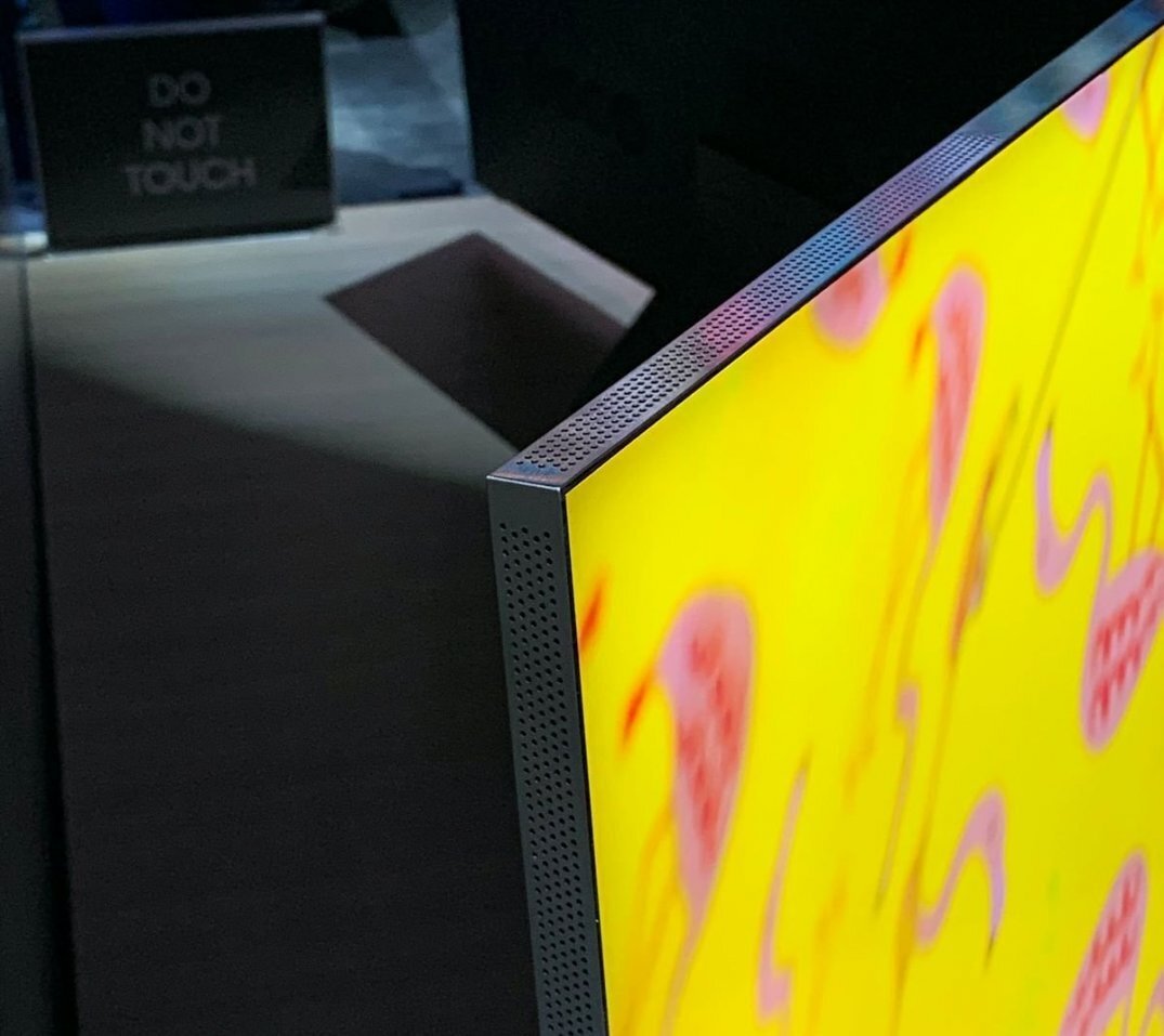 Формат 8K будет представлен тремя новинками – Q950TS, Q900TS и Q800T. Практически безрамочный – и великолепный – телевизор Q950TS был продемонстрирован на выставке CES 2020, а Q900TS – это его аналог, только без внешнего модуля One Connect. Q800T представит собой более доступную возможность обзавестить форматом 8K в размерах от 140 см до 249 см по диагонали.