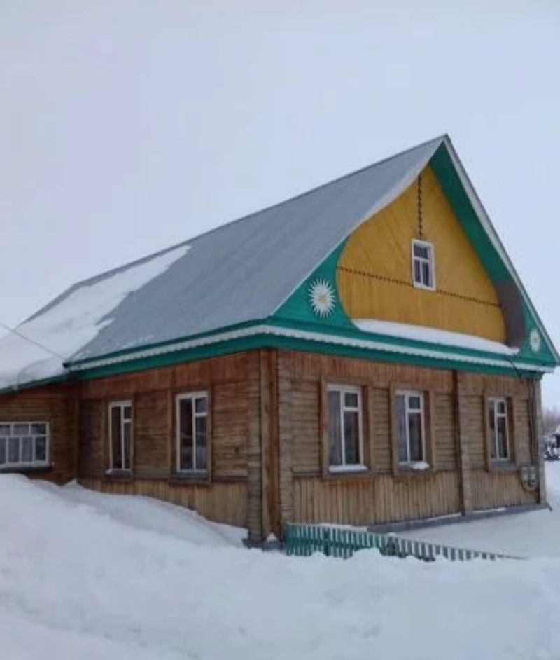 Так живёт семья Гали. Это ими построенный дом, по которому видно что они живут в достатке. 