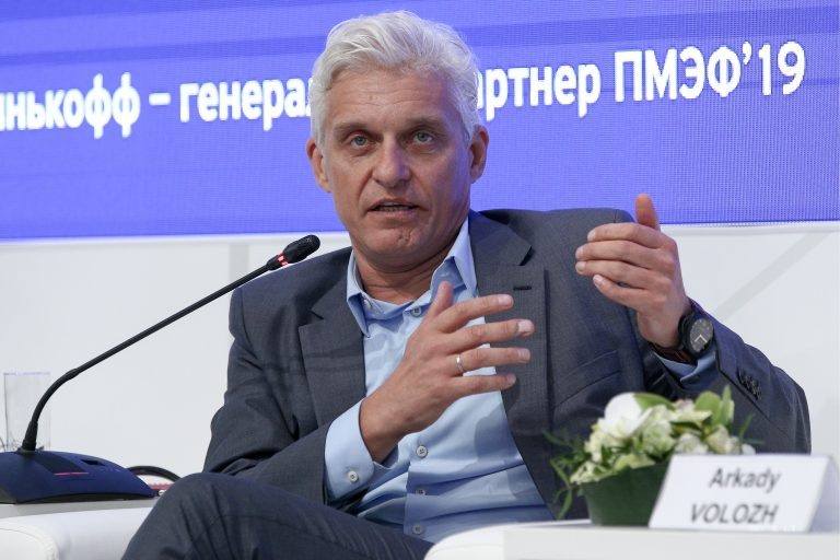 Председатель совета директоров АО «Тинькофф Банк» Олег Тиньков во время сессии «Технологии в масштабе: игра на опережение» в рамках XXIII Петербургского международного экономического форума. Гавриил Григоров/фотохост-агентство ТАСС