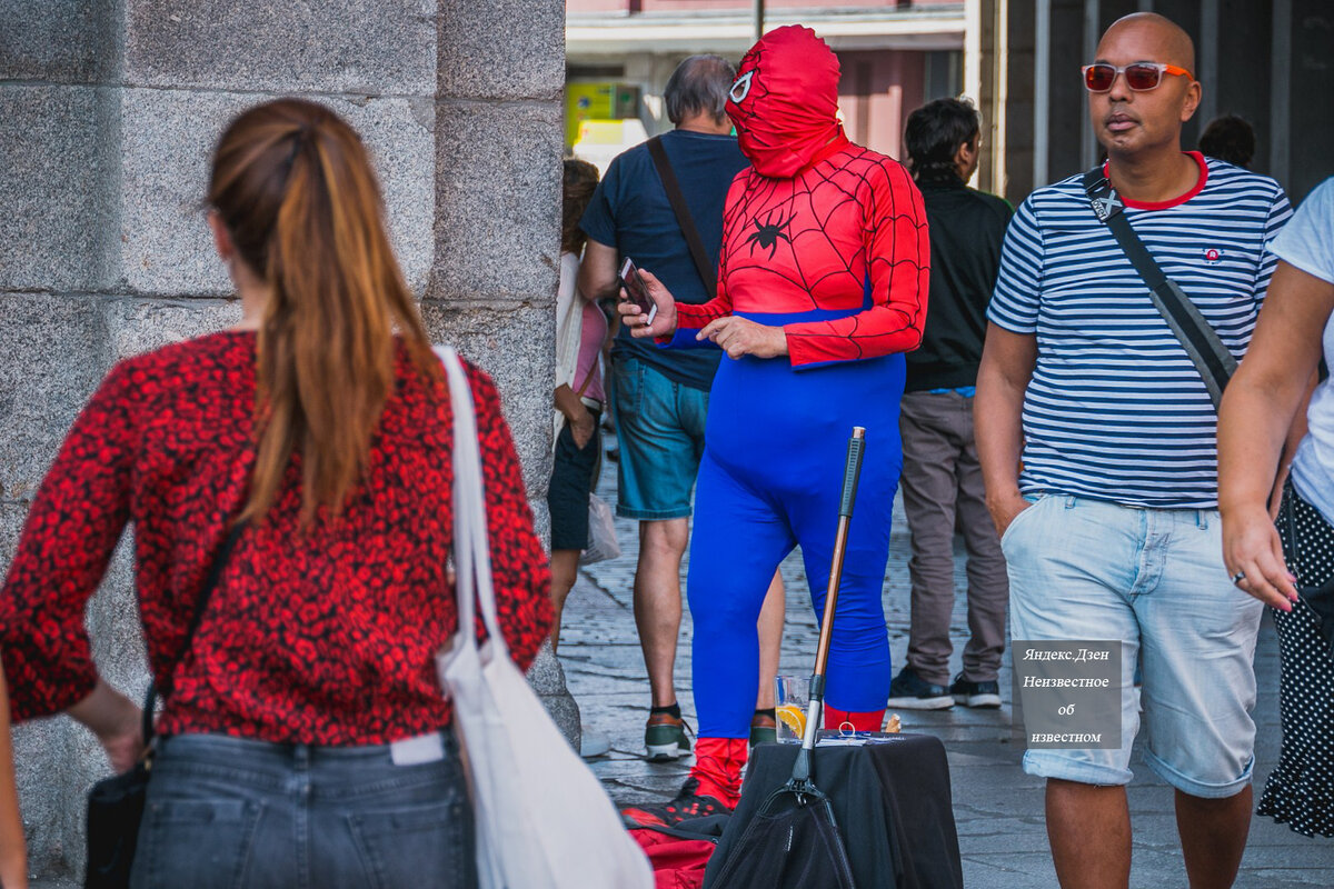 Брюхатый человек-паук: с ним здороваются полисмены и сотрудничает мэр Мадрида