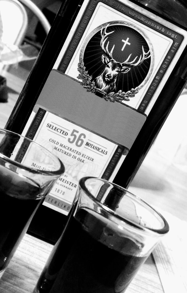 Вечерний шепот, мыслей - пляски, 
Поэт был пьян и тупо ждал развязки
Икал слова для заключения сюжета
Писать не мог но было очень надо

Звучала а капелла, какая то новелла
Переплетались голоса тех слов не ясных
Но так красиво, а значит не напрасно
Старались сонные писаки

Под пьяным опиатом, что найден в маке
Цветке красивом, дивном
Но так наивно, предполагать, что без обидном
Вкушая плод, столь пьяно дивный……