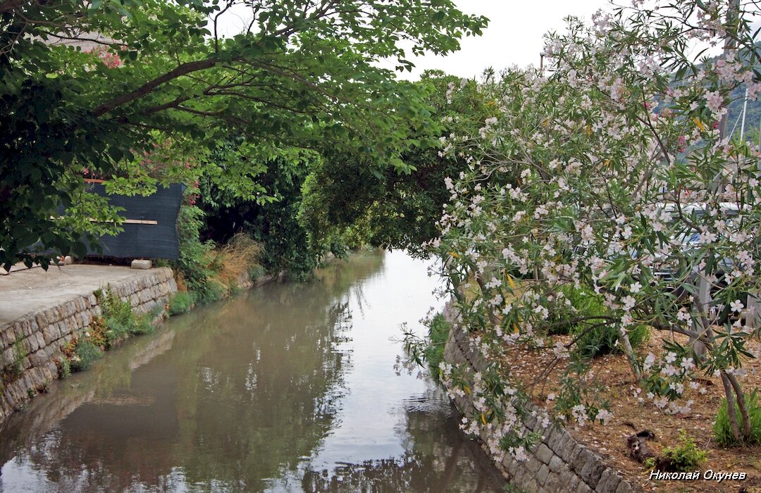 2. Ров, который в 2017 году снова был заполнен водой.