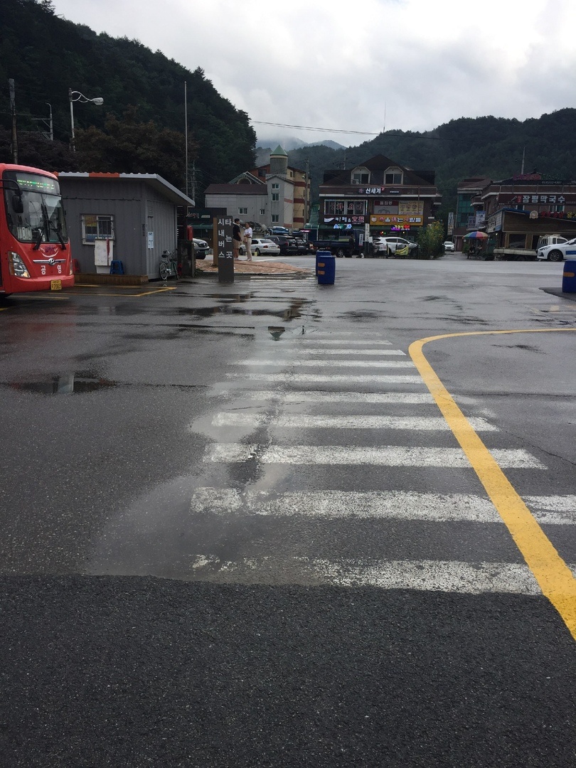 Посередине кубрик , слева магазин . Стою возле офиса.