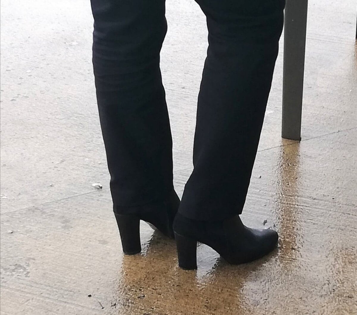 Ботики на каблуках водителя автобуса