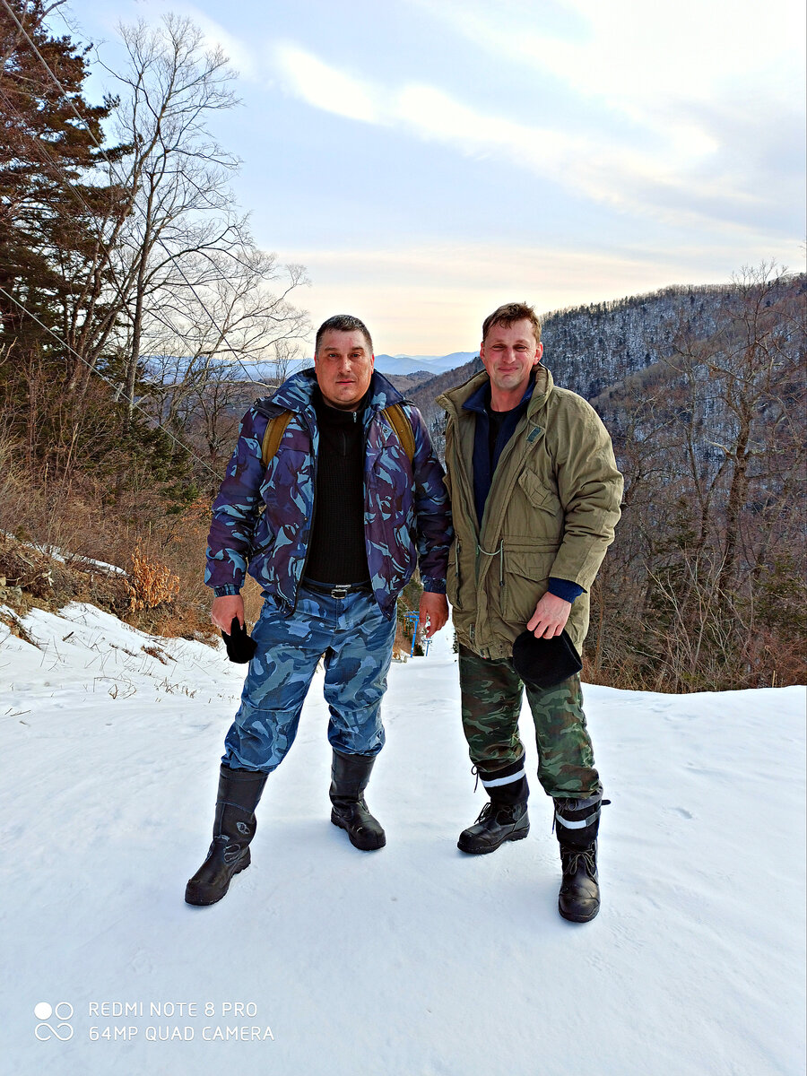 поднялись по горнолыжке до самого ее конца 