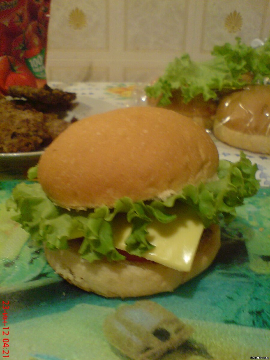 Собираясь на рафтинг, решил взять с собой в дорогу чего-то погрызть.
 Взять с собой просто бутерброды?  Ну да, но я не ищу простых путей!  Решил я сделать закос под америкосов и сварганить чизбургеры.
 Чем отличается чизбургер от простого бутерброда с сыром? Ну, наверное,  тем, что используется не колбаса, а котлета, ну или что-то подобное, не  знаю, как это обозвать. Ну и второй кусок хлеба сверху, у нас это тоже  как-то не принято, ведь тогда бутер вообще неправильно есть приходиться,  его уже колбасой на язык не положишь!
 Хотя, геморра с приготовлением чизбургера не в пример больше, чем с обычным бутербродом.
 Начинается все с закупки продуктов.
 Заскочив в супермаркет, приобрел следующее:
 Фарш – с пол кило.
 Сыр для бутербродов – одну упаковку.
 Салат.
 Майонез – одна пачка.
 Булки для сендвичей.
 Яйцо, помидор и кетчуп были в наличии.