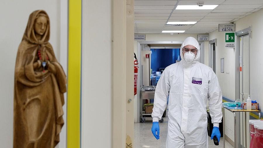 Высокая смертность от коронавируса в Италии стала следствием аномально теплой зимы, из-за которой снизилось число летальных исходов от обычного гриппа. Об этом говорится в отчете итальянского минздрава, который опубликовал журнал Итальянской ассоциации эпидемиологов.

Ведомство указало, что сезонные респираторные заболевания в ноябре-январе пожилые итальянцы перенесли гораздо легче, чем обычно из-за теплой погоды.

По статистике, в Италии от гриппа каждый год умирают около 8 тыс. человек, однако в этом году этот показатель оказался ниже: в северных провинциях на 6%, в южных на 3%.

В результате позднее жители страны, находящиеся в группе риска в период эпидемии гриппа, столкнулись с коронавирусом, от которого начали погибать.

По данным ресурса Worldometers, отслеживающего информацию о заболеваемости COVID-19, в Италии ко 2 апреля заразились коронавирусом более 110 тыс. человек, скончались порядка 13 тыс. По смертности страна занимает первое место в мире.