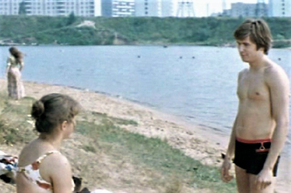 На отдых влюблённые Зося и Гоша приезжают в окрестности Речного вокзала. Кадр из фильма.