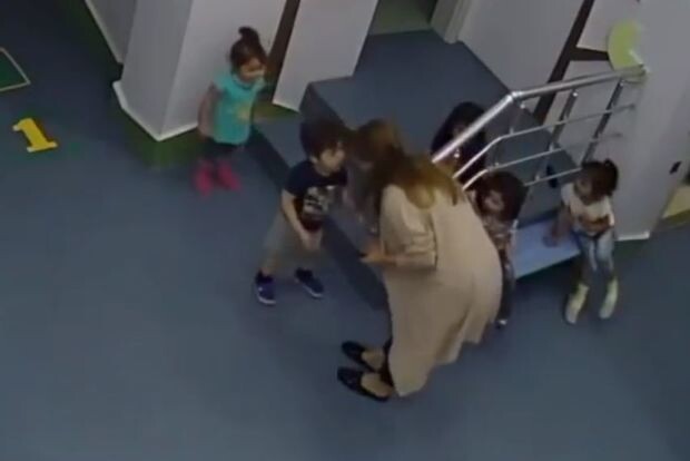 Подложила диктофон воспитателю - узнала что она орет на детей. Жалуюсь в департамент