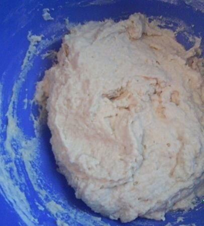     Молоко немного нагрейте в небольшой кастрюльке на кухонной плите или в микроволновке, но не дайте ему закипеть. Муку необходимо просеять мелким ситом прямо в миску, в которой будем месить тесто. Далее добавим тёплое молоко к муке и хорошо размешаем, затем следует насыпать дрожжи и тоже тщательно размешать. Полученную массу нужно накрыть толстым полотенцем и поставить в тёплое сухое место на 15 – 20 минут, чтобы она «подошла».   