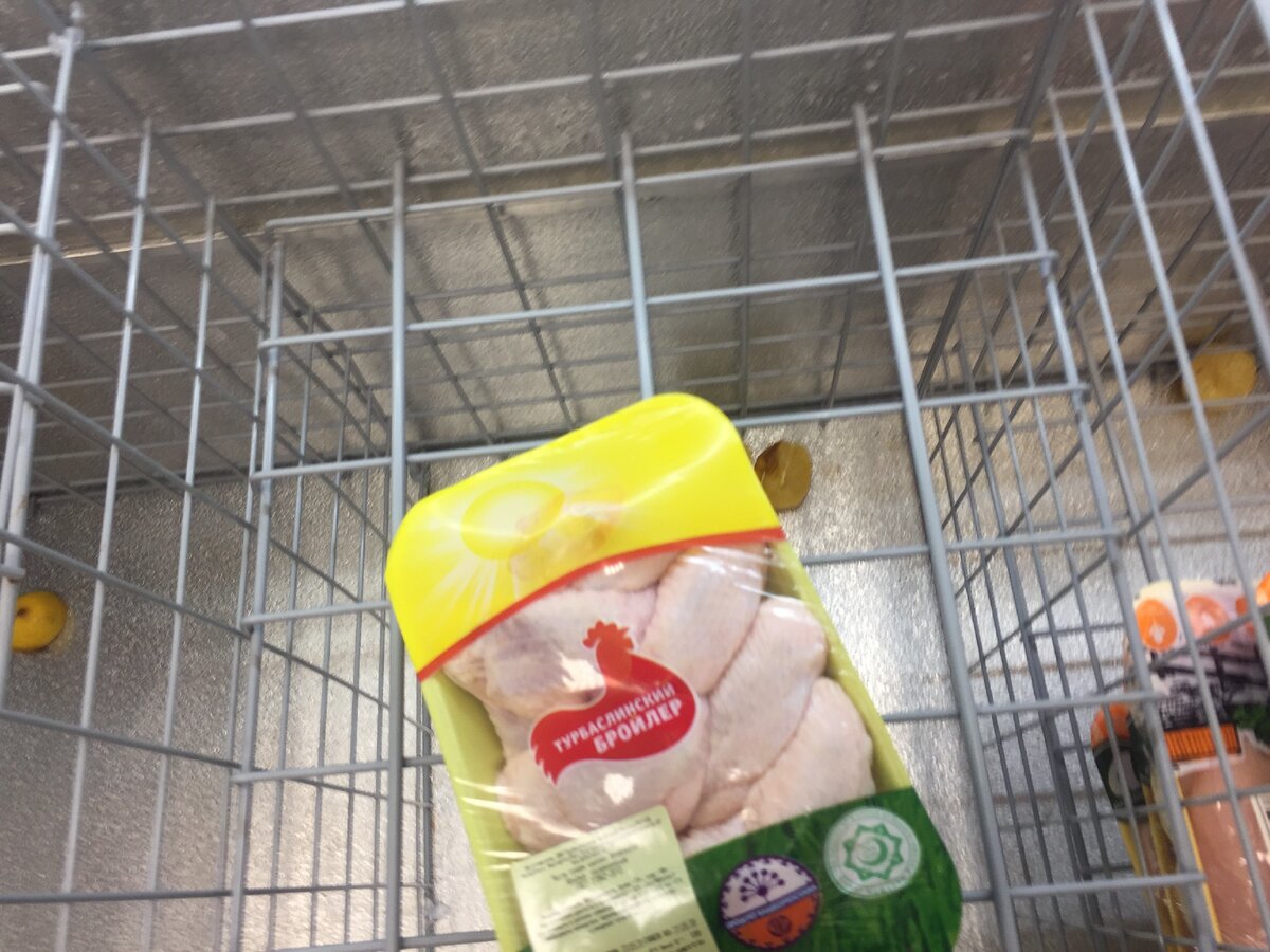 В каждом отсеке холодильника по лимону. Специально открыл, чтобы сфотографировать.