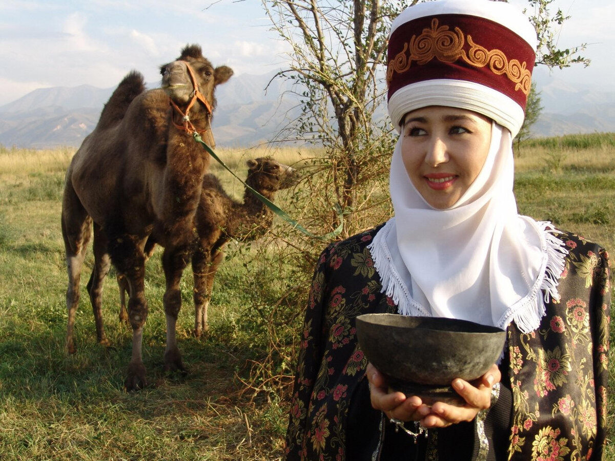 Национальности средней азии. Киргизы. Средняя Азия люди. Национальный костюм казахов. Кыргызские девушки в национальной одежде.