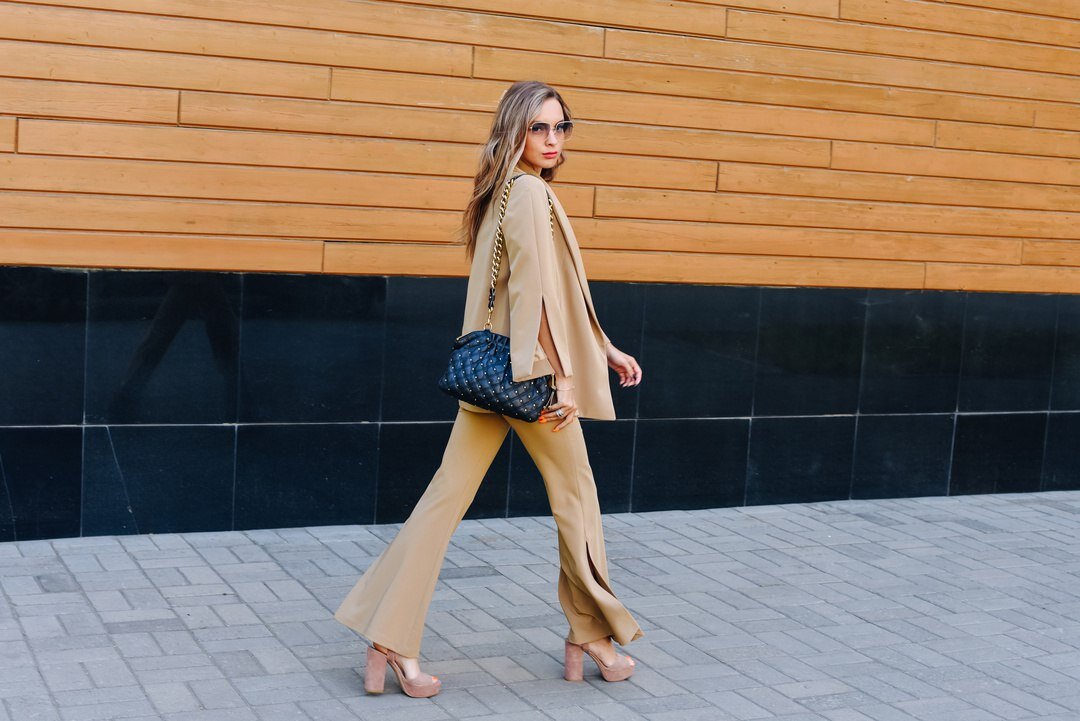 Обувь и одежда в одной цветовой гамме визуально вытянут силуэт. 