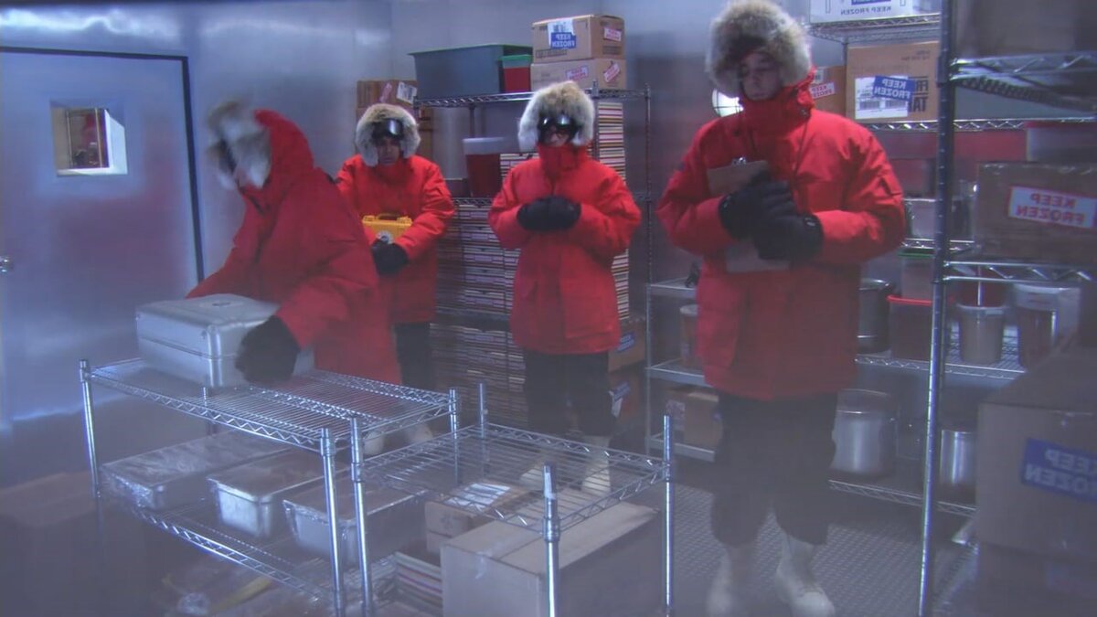 Шелдон, Леонард, Радж и Говард в морозильной камере проводят учения