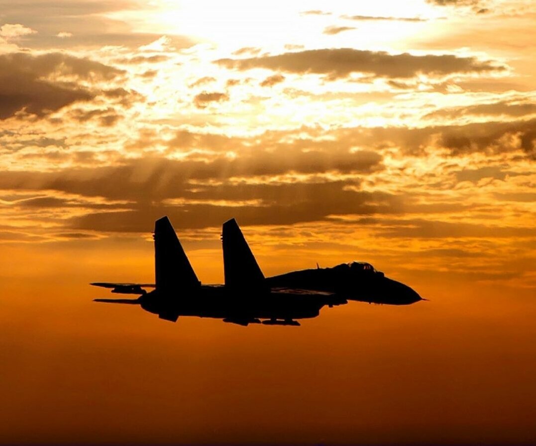 Российский истребитель су-27 перехватил в четверг два самолеиа США, при приближении истребителя они удалились от границы.