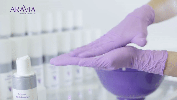 Чтобы активировать пудру, её нужно смешать с водой. Слегка намочите обе руки и взбейте пудру в ладонях