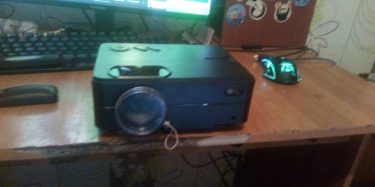 Вид спереди тут располагается линза, и IR для управления пультом.