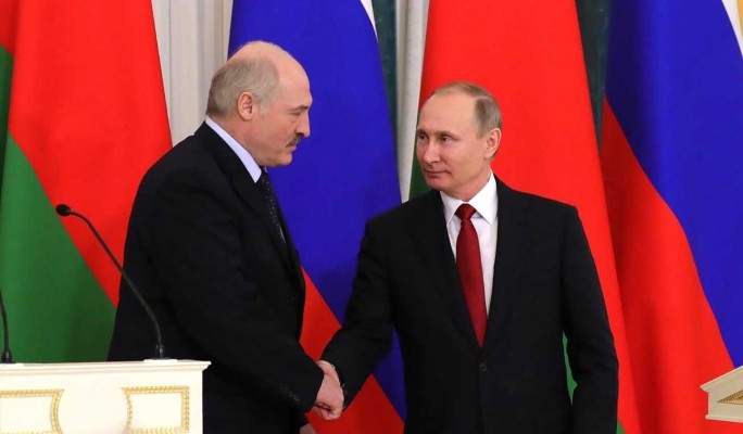 Россия пожинает плоды неумелой политики в отношении Белоруссии, считает политолог Всеволод Шимов. Оказалось, что спустя почти 30 лет после обретения республикой независимости, Москве не на кого положиться, кроме президента Александра Лукашенко, сказал эксперт.