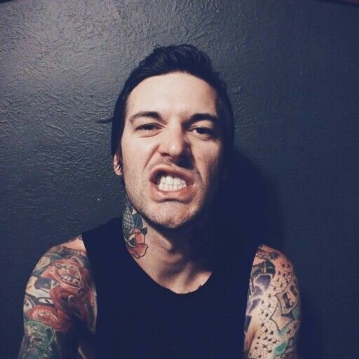 Калан Блэм - бас-гитара