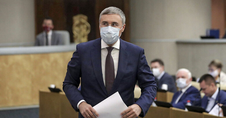 Министр науки и высшего образования Валерий Фальков заявил в Госдуме о готовности подписать приказ о том, что стимулирующие выплаты ректоров вузов должны находиться в прямой зависимости от реальных зарплат преподавателей в целом. | Фото с сайта duma.gov.ru