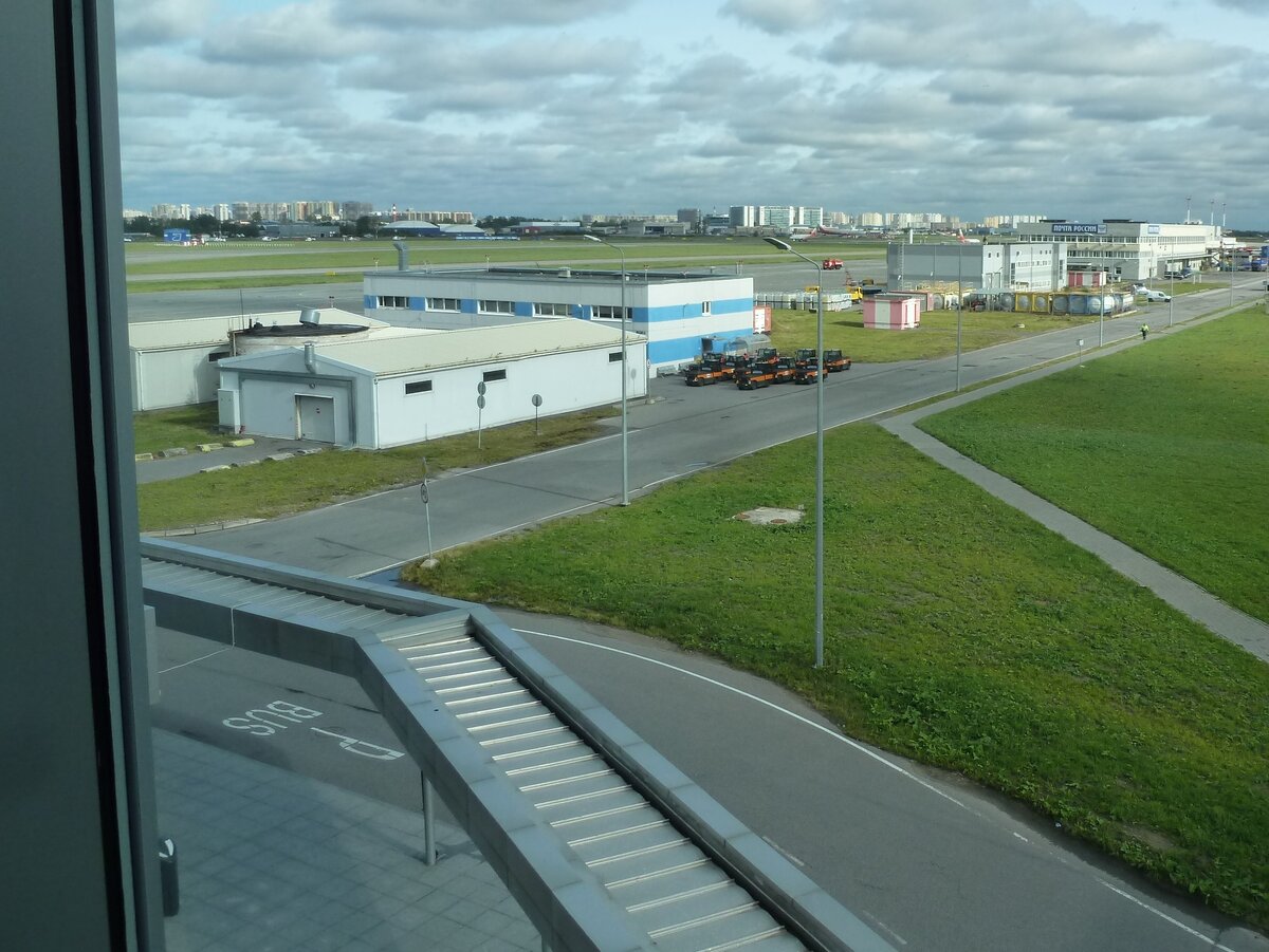 Пулково, вид из зала ожидания.