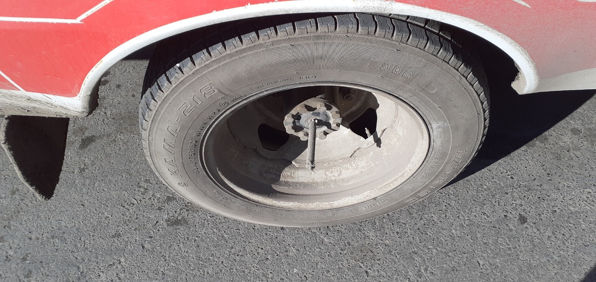 Свои первые водительские права я получил в 1987г. Это была категория "А"- мотоциклы . С тех пор я и двигаюсь на колёсах.  После армии прошёл обучение и сдал экзамены на категорию "В"- легковой автомобиль. Потом "С" и "Е", а через много лет сдал экзамен на категорию "D" - автобус. 