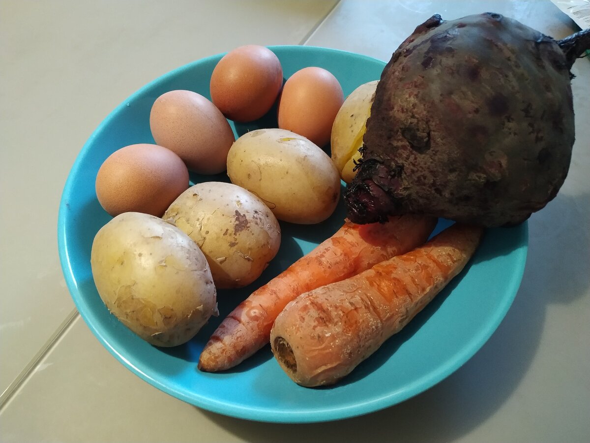 Отварить картофель, яйца, свеклу и морковь. Остудить.